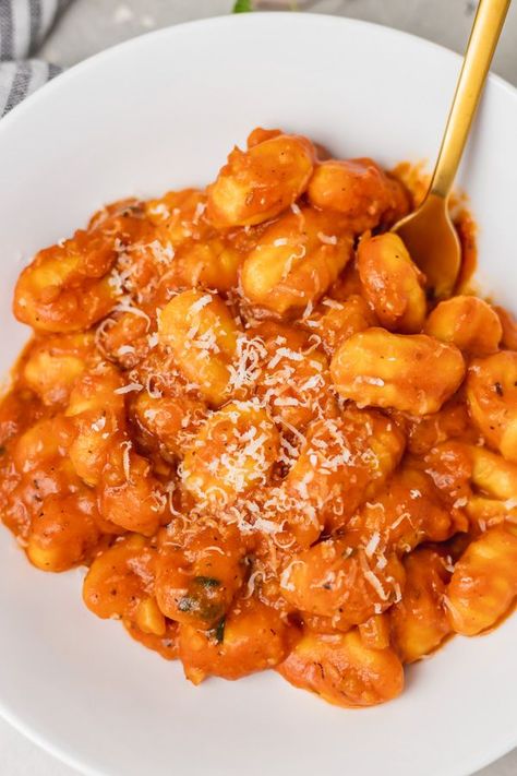 Gnocchi with tomato sauce Aka gnocchi al pomodoro is quick, easy and delicious. Pillowy potato dumplings cooked in rich tomato sauce Gnocchi Tomato Sauce, Gnocchi Sauce, Gnocchi Recipes Easy, Vegetable Pasta Bake, Homemade Gnocchi, Potato Dumplings, Meatless Main Dishes, Gnocchi Recipes, Vegetable Pasta