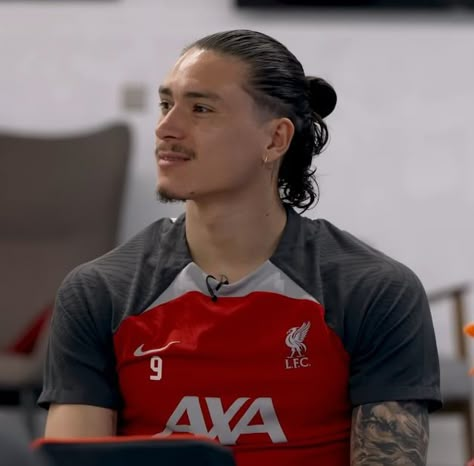 ★ darwin nuñez Fine Soccer Players, Nunez Darwin, Ronaldo 9, Darwin Nunez, Black Men Tattoos, Liverpool Soccer, Liverpool Team, Men Haircut Curly Hair, Football Boyfriend