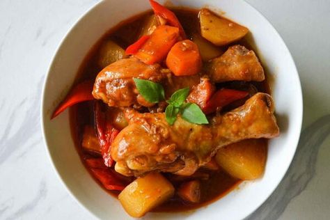 Chicken Afritada is one of the most favorite vaiands in the Philippines and is perfect for every occasion. Its rich tomato sauce-based flavor gives a mouth-watering taste that can satisfy your cravings. Many Filipinos have their own version of chicken afritada. Some use fresh tomatoes to have a raw sour taste of the tomatoes, while other uses ready-made tomato sauce or tomato paste. Depending on what you prefer to use, we cant deny the fact that this is one of the most vital ingredient in making Chicken Afritada Recipe, Chicken Afritada, Making Chicken, Pan Fried Chicken, Carrots And Potatoes, Gluten Free Rice, Sour Taste, Saute Onions, Fresh Tomatoes