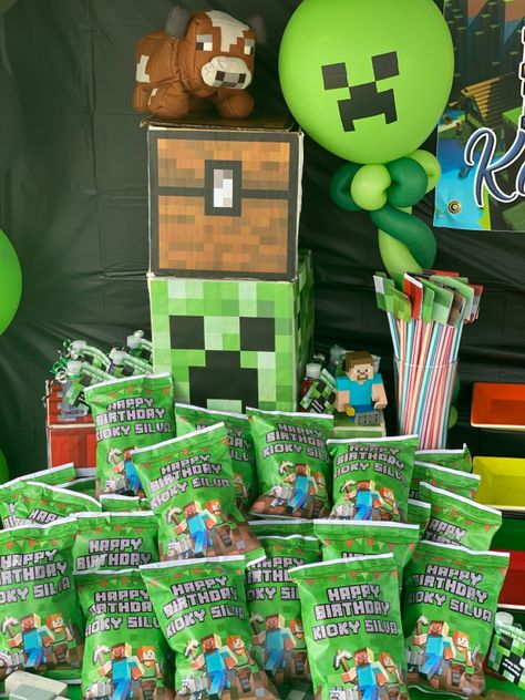 Minecraft Chip Bag, Minecraft Party Favors, Harry Birthday, Minecraft Birthday Party, Minecraft Birthday, Minecraft Party, Minecraft Building, Chip Bags, Cake Pop