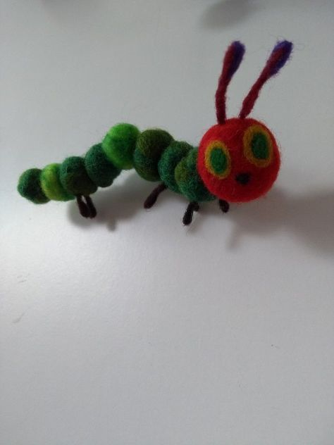 Needle Felted Caterpillar, Felt Caterpillar, Felt Crafts Flowers, Diy Butterflies, Waldorf Crafts, Wool Felting, Diy Butterfly, Felt Mouse, The Very Hungry Caterpillar