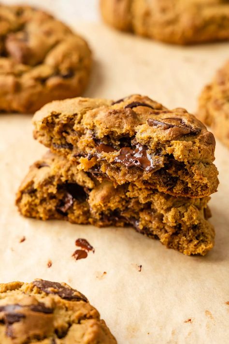 Copycat Levain Fall Chocolate Chunk Cookies Recipe Recipes For Baking, Gingerbread Chocolate, Molasses Cookie, Chocolate Chunk Cookie Recipe, Fall Cookie Recipes, Giant Chocolate Chip Cookie, Valrhona Chocolate, Levain Bakery, Giant Chocolate