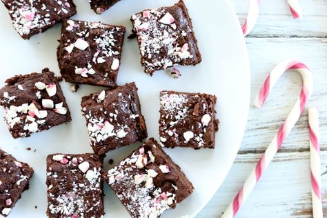 Peppermint Brownies vegan gluten-free Peppermint Brownies Recipe, Peppermint Brownie, Paleo Christmas, Healthy Holiday Desserts, Healthy Brownie, Potato Brownies, Peppermint Brownies, Sweet Potato Brownies, Healthy Brownies