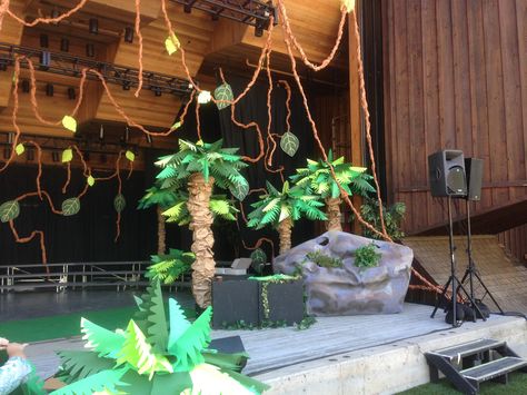 Creating the set Moana Set Design, Moana Jr Set Design, Jungle Book Costumes, Lion King Play, Lion King Jr, Jungle Decor, Green Scenery, Safari Theme Party, Moana Birthday Party