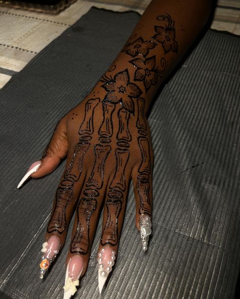 Skeleton hand + floral 😍😍😍😍 Book me for your henna ladies ! 💖 . . . If viewing follow || @thehennatrap to view more ❤️‍🔥 Located : Polk County FL Become a henna girl today! ❤️‍🔥 click the number in our bio to book ! 💖 . . . #henna #hennadesign #hennaart #fyp #explorepage #tampahennaartist #tampahenna❤️‍🔥 #polkhenna #thehennatrap #hennainspire #hennalove Skeleton Henna Tattoo, Full Sleeve Henna Tattoo, Foot Henna Designs Simple Easy, Henna Skeleton Hand, Red Henna On Dark Skin, Skeleton Hand Henna, Skeleton Henna, Henna On Dark Skin, Neck Henna