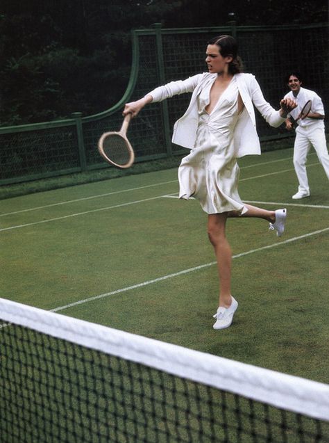 Vogue US, September 2003. tennis Mode Tennis, American Splendor, Tennis Photoshoot, Vintage Fitness, Arthur Elgort, Tennis Aesthetic, Tennis Outfits, Playing Tennis, Golf Design