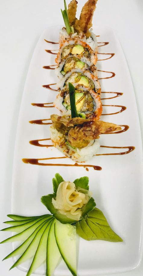 Spider roll Kitchen And Bar Ideas, Sushi Recipes Homemade, Sushi Roll Recipes, Japan Sushi, Decorações Com Comidas, Homemade Sushi, Sushi Art, Sushi Roll, Sushi Plate