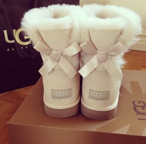 White bow ugg boots fashion white bow style ugg boots fashion and style girl fashion Uggs For Cheap, Ugg Boots Outlets, Mode Tips, Blazer Outfit, Nike Sneakers, Style Outfits, Stylish Men, Ugg Boots, Cute Shoes