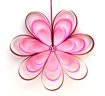 Paper, yarn and holes turn into a simple yet pretty Paper Strips Flower decoration for any time of the year. Construction Paper Flowers, Paper Flower Wreaths, Paper Quilling Flowers, Construction Paper Crafts, Paper Mache Crafts, Paper Flower Crafts, Quilling Flowers, Paper Flower Bouquet, Giant Paper Flowers