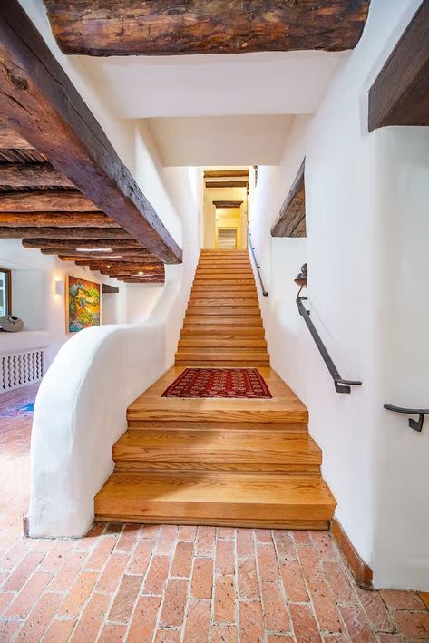 The Home of Legendary Artist Georgia O’Keeffe Is for Sale in Santa Fe - Dwell Santa Fe Interior Design, Modern Santa Fe Style, Adobe Style Homes, Modern Adobe, Santa Fe Style Homes, Kiva Fireplace, Paul Allen, Exposed Ceilings, New Mexico Homes