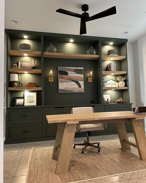 Dark Green Office Ideas, Hunter Green Office, Moody Green Office, Dark Green Home Office, Moody Office Inspiration, Emerald Walls, Green Office Ideas, Dark Green Office, Green Home Office