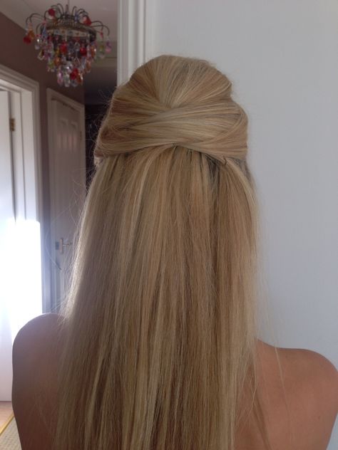 Straight Bridesmaids Hairstyles, Bridesmaid Hair For Straight Hair, Blonde Hair Inspo Straight, Bridal Straight Hair, Graduation Hairstyles Straight Hair, Straight Hair Looks For Prom, Straight Hairstyles Blonde, Bride Hairstyles Straight Hair, Prom Straight Hair