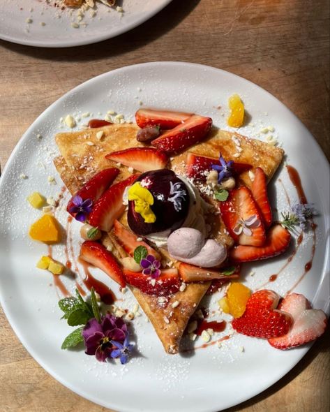 Crepe With Ice Cream, Crepes Plating Ideas, Crepe Plating Ideas, Fancy Crepes, Crepe Plating, Crepe Aesthetic, Creperia Ideas, Crepe Bar, Michelin Food