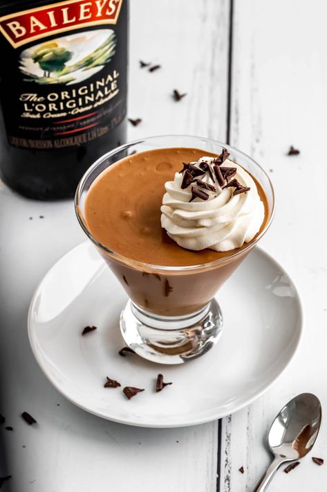 Baileys Chocolate Mousse Recipe, Baileys Chocolate Mousse, Irish Cream Desserts, Bailey Mousse, Baileys Dessert, Baileys Irish Cream Recipes, Cream Desserts Recipes, Boozy Chocolate, Baileys Recipes