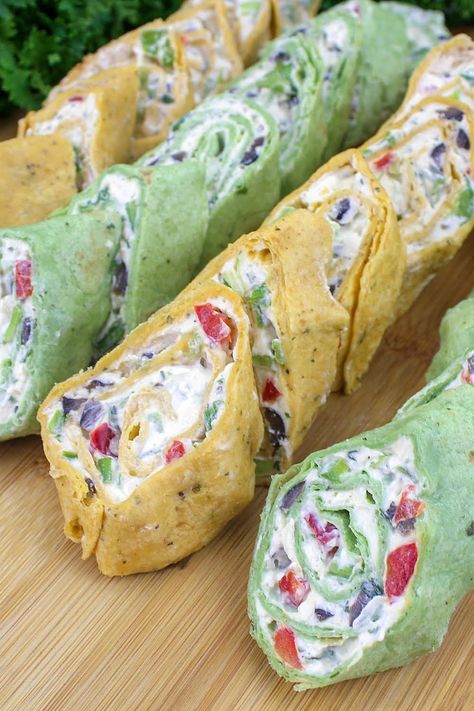 Veggie Cream Cheese Roll-Ups Cream Cheese Roll Ups, Veggie Cream Cheese, Cheese Roll Ups, Sandwich Vegetarian, Christmas Finger Foods, Cream Cheese Roll Up, Simple Appetizer, Vegetable Appetizers, Cheese Roll