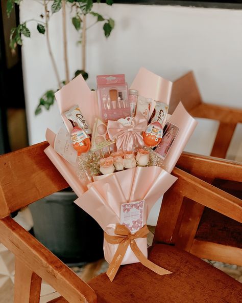 Pinterest Dreamy Gift 🎀🦢🌷 Birthday Hamper for her Bouquet 🤍 Pintrest Cake : @cakes.spot._ . . . . #pintrest #dreamybouquet #uniqcreate #ａｅｓｔｈｅｔｉｃ #pink #pinky #love #lovequotes #pinterestinspired #pinterestaesthetic #forher #loveislove Birthday Hamper For Her, Bouquet Hamper, Hampers For Her, Birthday Hamper, Pin Trest, Birthday Hampers, Aesthetic Pink, Dream House Exterior, Gift Birthday