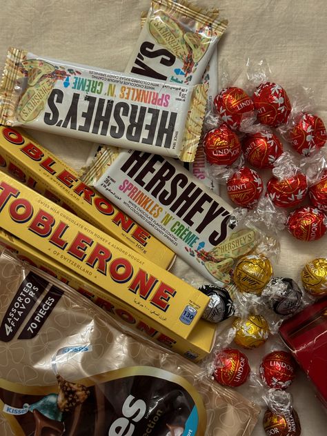 #chocolate #hersheys #toblerone #kisses Toblerone Aesthetic, Chocolate Bar Aesthetic, Chocolate Toblerone, Loisa Andalio, Toblerone Chocolate, Luxury Candy, Big Chocolate, Delivery Pictures, Colored Sugar