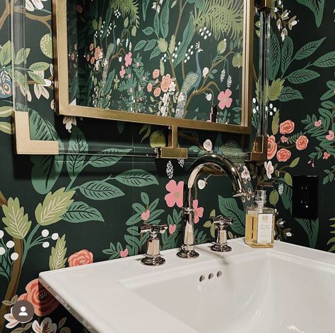 Half Bathroom Wallpaper, 27 Wallpaper, Small Bathroom Styles, Small Half Bathroom, Small Full Bathroom, Peacock Wallpaper, Wc Design, Wallpaper Ceiling, Powder Room Design