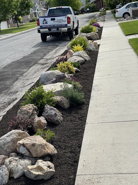 Curb Appeal On A Budget, Sidewalk Landscaping, Front Yard Inspiration, Curb Appeal Landscaping, Garden Front Yard, Curb Appeal Ideas, Yard Inspiration, Small Front Yard Landscaping, Rock Garden Design