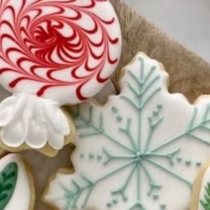 Mary Mansfield on Instagram: "Some of you asked how I piped the ends of the peppermint cookie I shared recently, so thought I’d share the full process. I used tip 104 with stiff icing. Here are some peppermint facts, courtesy of chemistryislife.com 🍭 🍭 Peppermint candy is made of mostly sugar. Water is added to dilute the sugar and is boiled out afterwards. Peppermint oil is used to flavor the candy and give it its minty taste. The reason mint feels cool on your tongue is 2-isopropyl-5-methylcyclohexanol (proper name of menthol) binds to a receptor site on sensory neurons, the TRPM8 receptor.🍭 🍭 #cookievideo #cookiedecoratingvideo #icingcookies #christmascookies #royalicing #royalicingcookies #decoratedcookies #icingcookies #decoratedsugarcookies #cookiedecorating #cookiesofinstagra Peppermint Candy Cookies Decorated, Peppermint Swig Cookies, Peppermint Royal Icing Cookies, Peppermint Sour Cream Sugar Cookies, Sugar Cookie Peppermint Kisses, Peppermint Kiss Sugar Cookies, Candy Cookies Decorated, Swirl Sugar Cookies, Peppermint Sugar Cookies