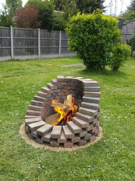 70+ Cheap and Simple DIY Backyard Fire Pit Ideas and Designs For Landscaping 79 Paver Project Ideas, Fire Places Ideas Outside, Cheap Diy Garden Ideas Homemade, Homemade Fire Pit Diy, Stone Firepits Backyard Diy, Fire Rings Ideas Backyards, Diy Fire Pit Ideas Backyard, Small Yard Fire Pit Ideas, Diy Fire Pit Ideas Cheap Simple