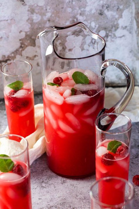 Sugar-free raspberry lemonade with lime. This no sugar raspberry limeade is a great refreshing summer drink and cannot be missed on your next summer party. Make it in bigger batches and freeze it for popsicles. #vegandrink #veganbeverages #sugarfreebeverages #sugarfreelemonade #sugarfreelimeade Rasberry Lemonade, Raspberry Limeade, Backyard Garden Party, Vegan Finger Foods, Sugar Free Lemonade, Raspberry Drink, Vegan Drinks Recipes, Lime Lemonade, Lime Drinks