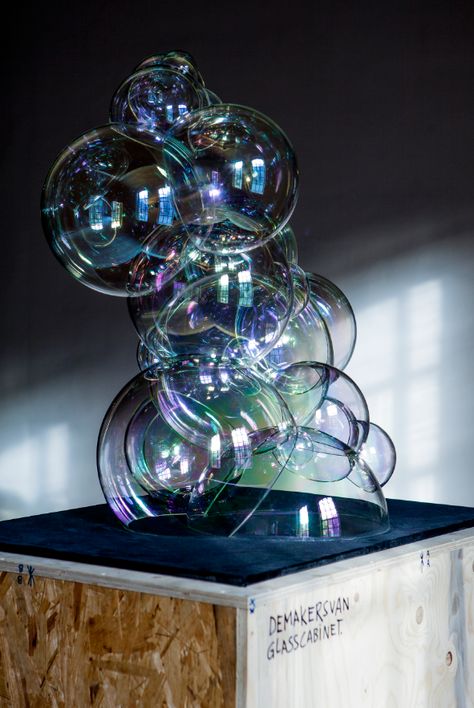 Completely made of borosilicate glass, the Bubble Cabinet is huge cluster of soap bubbles: beautiful, bright and incredibly fragile, it encloses deep iconic meanings related to our contemporary L'art Du Vitrail, Glass Art Design, Verre Design, Wine Glass Art, Glass Art Projects, Blown Glass Art, Soap Bubbles, Glass Artwork, The Bubble