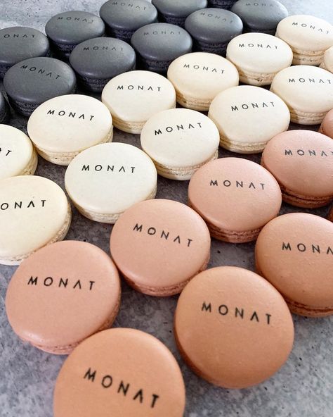 Instagram 上的 Macarons By Agatha：「 Closer look 😍 I love this color combo! I use few drops of black for my gray shells. I make my own stencils most of the time using… 」 Packaging Macarons Ideas, Branded Macarons, Beauty Activation, Printed Cookies, Macaron Packaging, Cookie Shots, Food House, Corporate Logo, Future Ideas