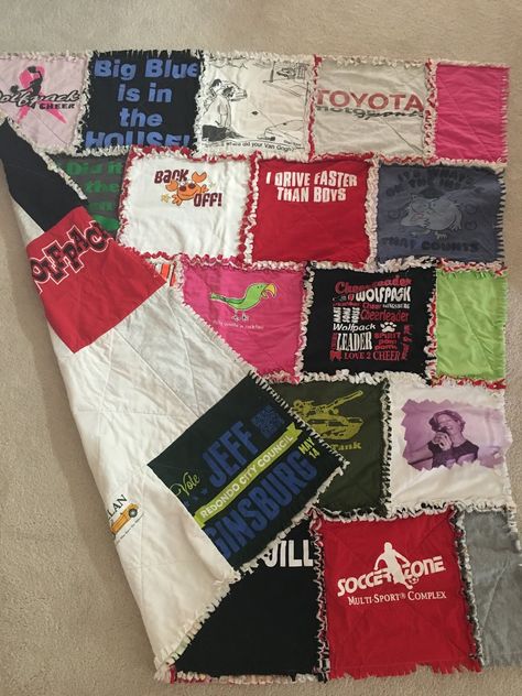 Old T Shirt Blanket, Blanket Out Of Old Shirts, Diy T Shirt Blanket, T Shirt Quilts Ideas Layout, Memory Crafts From Clothes, Tshirt Quilt Tutorial, Toilet Paper Flowers, Diy T Shirt Quilt, Tshirt Quilt Diy