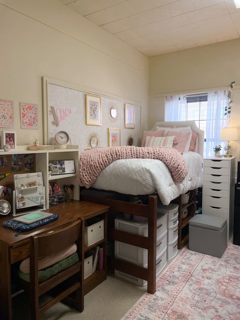 Wood Furniture Room Ideas, Mini Fridge Under Dorm Bed, Dorm Room Inspo Cozy, Dorm Inspo Cozy Double, Dorm Inspo Cozy Pink, Dorm Tv Set Up, Floral Dorm Room Ideas, College Dorm Room Ideas Cozy, Dorm Set Up Layout