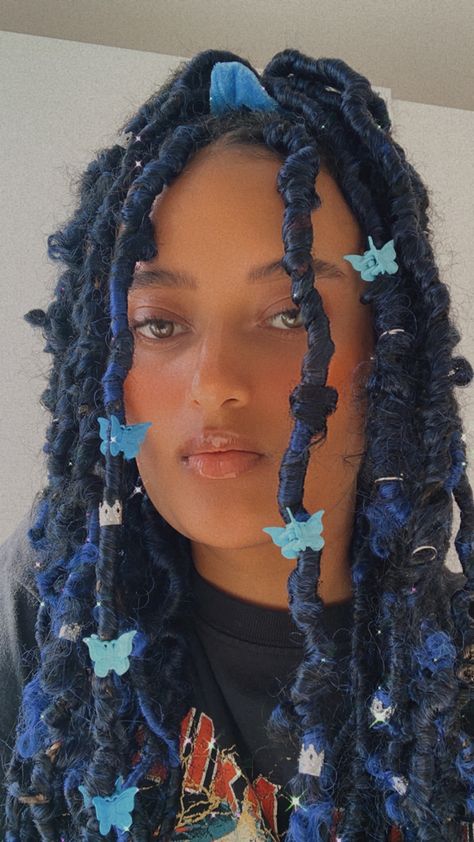 Blue passion twists Blue Passion Twists, Hairstyle Blue, Braid Clips, Passion Twists, Dark Blue Hair, Hippie Hair, Protective Hairstyle, Braided Hairstyles For Teens, Clip Hairstyles