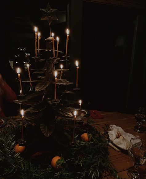 Moody Dickens Christmas, Dark Xmas Aesthetic, Yule Dark Aesthetic, Christmas Horror Aesthetic, Gothic Victorian Christmas, Creepy Christmas Aesthetic, Dark Yule Aesthetic, Yuletide Aesthetic, Krampus Aesthetic