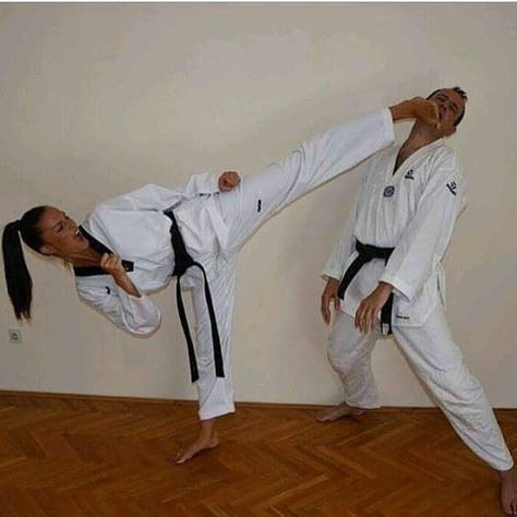 Tekken 4, Taekwondo Girl, Women Karate, Male Vs Female, Karate Kick, Kyokushin Karate, Tough Woman, Female Martial Artists, Martial Arts Girl