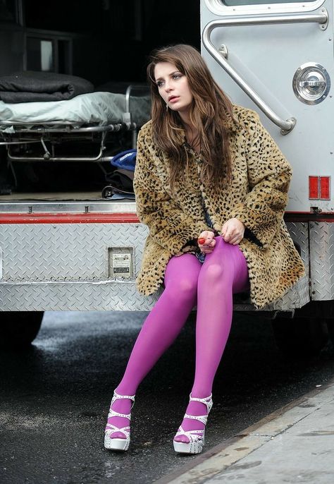 Purple Tights Outfit, Pink Tights Outfit, Color Tights Outfit, Colorful Tights Outfit, Twee Aesthetic, Pantyhose Outfit, Funky Tights, Cool Tights, Colored Tights Outfit