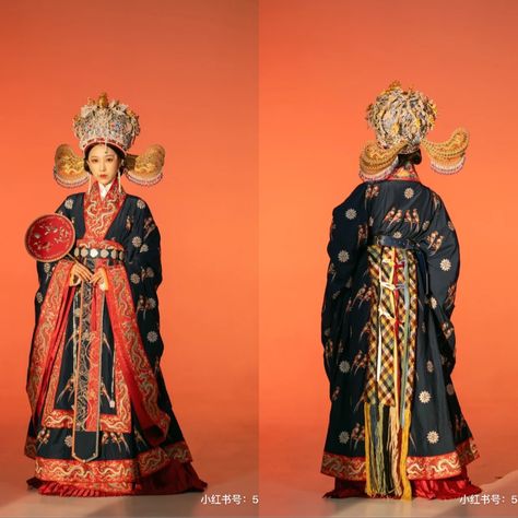 This is restoration of hanfu for Song dynasty empress，it completely based on the ancient painting and cultural relics. Song Dynasty Hanfu, Tang Dynasty Hanfu, Chinese Dynasty, Chinese Hair Accessories, Chinese Traditional Clothing, Ancient Paintings, Chinese Hairstyle, Song Dynasty, Chinese Dress