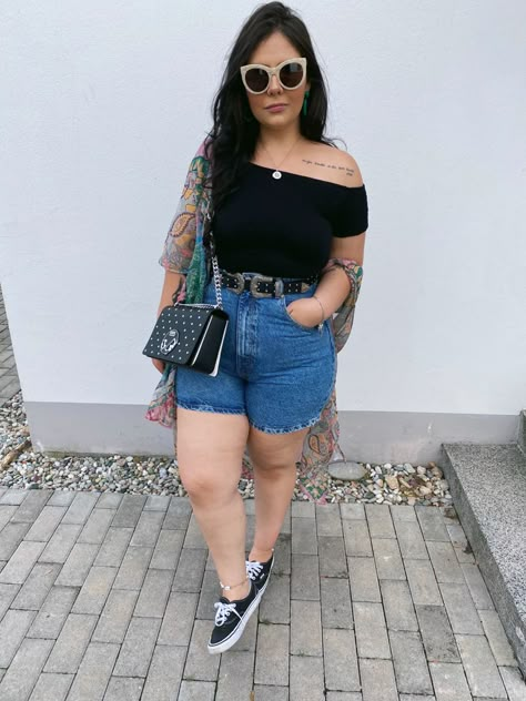 Curvy Girl Plus size Moms Shorts Jeans Mom Summer Outfits Curvy, Moms Jeans, Plus Size Mom Jeans, Outfits For Short Women, Outfits Gorditas, Summer Outfits Curvy, Ladies Shorts, Midsize Outfits, Mom Jeans Outfit