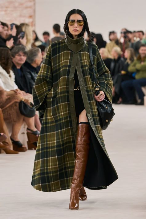 At the Chloe fall/winter 2024 show, the French brand presented a coat in green tartan. Photo: Handout Vogue Fall 2024, Coats 2024 Trend, Fw 2024 Fashion Trends, Coat Trends 2024, Fall Winter Trends 2024/2025, Fashion Autumn 2024, Aw 2024 Fashion Trends, Trends Fall 2024, Fw24 Fashion Trends