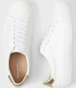 Best Sneakers For Walking, White Tennis Shoes Outfit, Comfortable Walking Shoes Women, Walking Sneakers For Women, Best Shoes For Travel, Travel Shoes Women, Stylish Walking Shoes, Casual White Sneakers, Walking Tennis Shoes