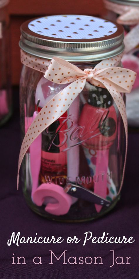 DIY Manicure or Pedicure in a Mason Jar. Makes a great Wedding/Baby Shower game prize/gift. Easy tutorial this idea should only take about 5 minutes. Perlengkapan Bayi Diy, Baby Shower Game Prizes, Shower Prizes, Prize Gifts, Baby Shower Prizes, Weekend Crafts, Christmas Crafts For Adults, Manicure Diy, Mason Jar Gifts