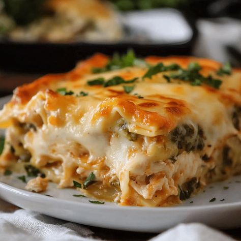 Enjoy a hearty Chicken and Spinach Lasagne that's rich in flavor and nutrition. Perfect for any lasagna lover! Chicken And Spinach Lasagna, Chicken Spinach Lasagna, Chicken Lasagne, White Chicken Lasagna, Chicken Lasagna Recipe, Minced Chicken Recipes, Dinner Casserole Recipes, Lasagne Recipes, Chicken Lasagna