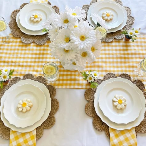 Daisy Tea Party, Adult Tea Party, English Tea Party, Daisy Party, Adult Party Themes, Yellow Birthday, Tables Set, Birthday Table, Flower Party