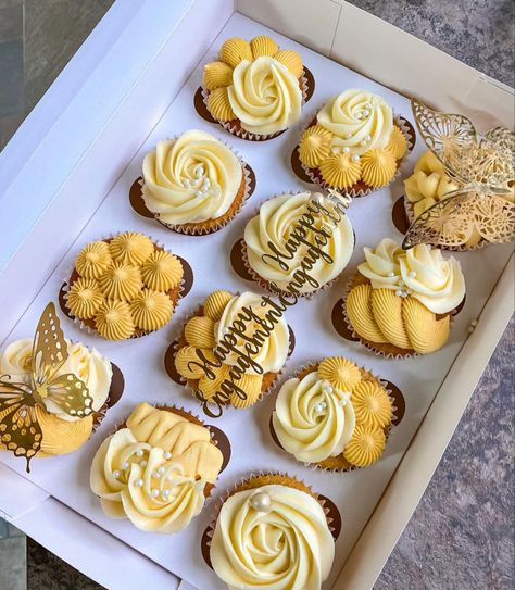 49ers Cupcakes, Dessert Boxes Packaging, Cupcakes Yellow, Pastry Ideas, Cupcake Inspiration, Yellow Cupcakes, Cupcake Bouquets, Cupcake Cake Designs, Adult Birthday Cakes