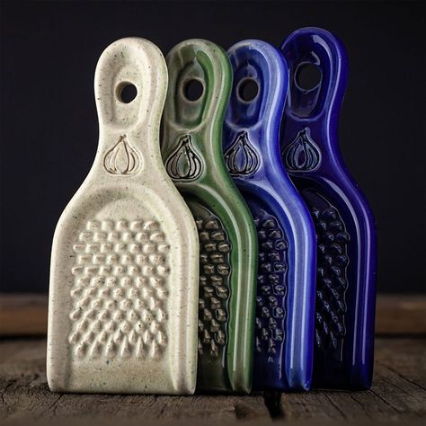 ❖ The ceramic garlic grater is a useful kitchen aid that is also suitable for ginger and nutmeg. ❖ Since it is made of ceramic and fired tightly, it does not absorb any taste or smell and can be used for anything. ❖ The color of the grater is firmly applied and combines with the clay, making it sit completely firmly on the shard. ❖ Ginger and garlic can be easily grated into a fine paste, which gives them more flavor in tea or mixed with food. ❖ Nutmeg can also be grated on a ceramic grater. ❖ A Ceramic Kitchen Decor, Ceramic Ginger Grater, Garlic Grater Ceramic, Ceramic Project Ideas, Ceramic Scoop, Ceramic Garlic Grater, Ceramic Grater, Ceramics Kitchen, Nutmeg Grater