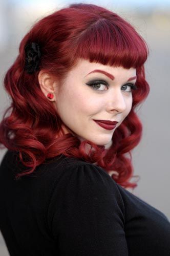 Color! Pinup Bangs, Pin Up Bangs, Cabelo Pin Up, Vintage Hairstyles For Long Hair, Red Bangs, Bettie Bangs, Rockabilly Hair, Pin Up Hair, Rockabilly Pin Up