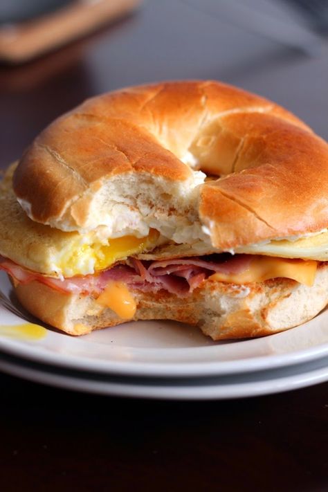 This breakfast bagel sandwich is inspired by my favorite breakfast bagel I get from my local sandwich shop.  My homemade version might e... Breakfast Bagel Sandwich, Bagel Sandwiches, Bagel Breakfast Sandwich, Healthy Breakfast Snacks, Subway Sandwich, Sandwich Bar, Eggs Breakfast, Breakfast Bagel, Healthy Lunch Meal Prep