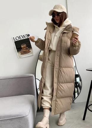 Beige Puffer Coat Outfit, Long Puffer Jacket Outfit, Puffer Coat Outfit, Fashion Outfits Casual, Mode Mantel, Puffer Jacket Outfit, Modest Casual Outfits, Jacket Outfit Women, Monochromatic Fashion