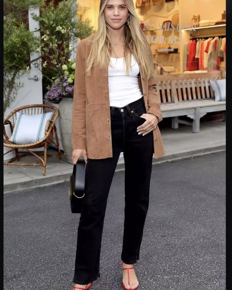 How To Recreate Sofia Richie Quiet Luxury Style Sophia Richie Outfits Aesthetic, Sofia Richie Grainge Outfit, Sofia Richie Fall Style, Sofia Richie Winter Style, Sophia Richie Grainge, 25 Year Old Fashion Outfits, Sophia Ritchie, Sofia Richie Street Style, Sophia Richie Outfits