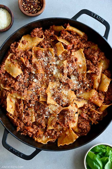 Skillet Lasagna Easy, Lasagna Easy, Skillet Lasagna Recipe, Skillet Lasagna, Traditional Lasagna, Easy Skillet, Easy Pasta Dishes, Pasta Salad Recipes, Easy Pasta