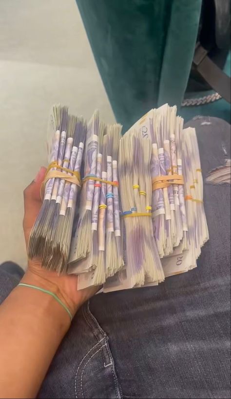 Money Uk Notes, Uk Money Stacks Snapchat, Uk Fake Bank Notes, Uk Cash Aesthetic, Uk Money Stacks, Money Aesthetic Uk, Uk Money Aesthetic, Bank Balance Aesthetic, Uk Money