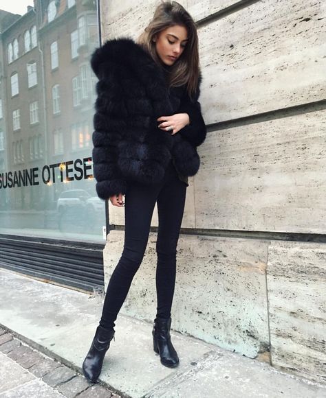 83e8ef518174e1eb6be4a0778d050c9ddesc52650535ri Fuzzy Jacket Outfit, Paris Winter Fashion, Dreamy Outfits, Fur Coat Outfit, Black Fox, Wardrobe Tips, Fashion Forever, Outfits Chic, Jacket Outfit